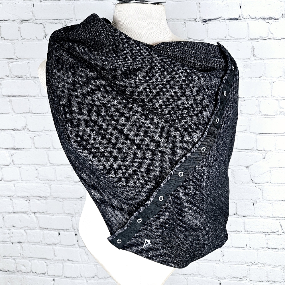IVIVVA by LULULEMON | snap button wrap infinity scarf